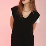 Ribbstickad slipover svart med mjuk och följsam ribbstickning Elegant svart slipover för vardag och fest Svart ribbstickad tröja dam – tidlös basplagg