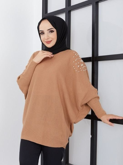 Ribbstickad tröja beige dam i mjukt material Elegant beige ribbstickad tröja för vardag Stickad damtröja beige med smickrande passform