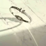 “Fjäril Glittrande Strassarmband Silver i rostfritt stål” “Elegant strassarmband med fjärilsdesign för dam” “Hållbart och glittrande armband i rostfritt stål”