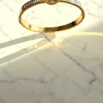 Rostfritt Stål Livets Träd Armband i Guld med detaljerade grenverk Elegant guldfärgat armband med Livets Träd-symbolik Unisex smycke – Rostfritt Stål Livets Träd Armband, perfekt som present