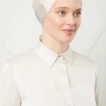 Satin bonnet cremevit i glansigt satinmaterial Elegant satin bonnet cremevit för hårskydd Lyxig huvudbonad i cremevit för Ramadan och fest