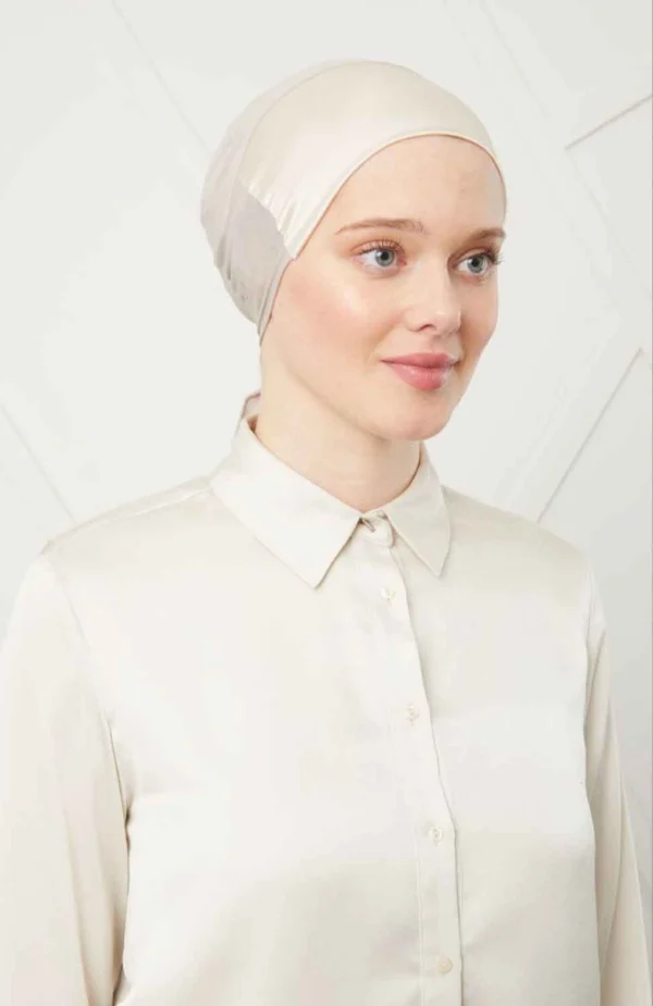 Satin bonnet cremevit i glansigt satinmaterial Elegant satin bonnet cremevit för hårskydd Lyxig huvudbonad i cremevit för Ramadan och fest