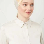 Satin bonnet guld i glansigt satinmaterial Elegant satin bonnet guld för hårskydd och fest Lyxig huvudbonad i guld för Ramadan och bröllop