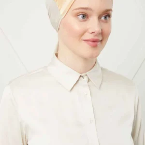 Satin bonnet guld i glansigt satinmaterial Elegant satin bonnet guld för hårskydd och fest Lyxig huvudbonad i guld för Ramadan och bröllop