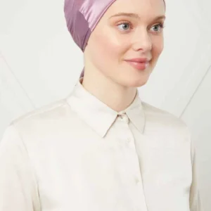 Satin bonnet gammal rosa i glansigt material Elegant satin bonnet för hårskydd och fest Mjuk satin bonnet i gammal rosa färg