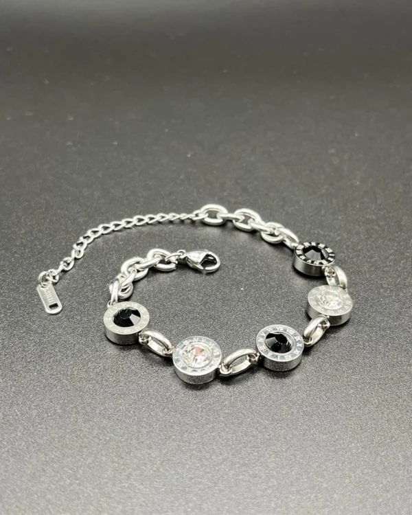 Glamorös Armband i silver med rostfritt stål Elegant silverarmband för vardag och fest Stilrent och hållbart armband för kvinnor