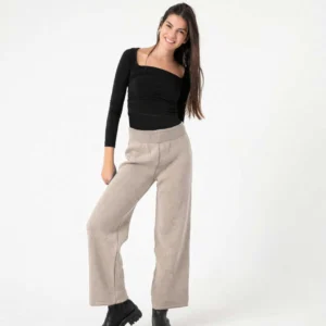 Stickad byxa beige i mjukt, följsamt garn Beige stickade byxor med bred passform och elegant design Trendiga stickade dambyxor för vardag och sociala tillfällen