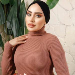 Brun stickad damtopp i Dubai-tyg med elegant passform Klassisk brun topp med mjukt fall och elastisk design Modest stickad topp för vardag och fest