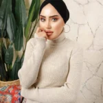 Beige stickad damtopp i Dubai-tyg med elegant passform Klassisk beige topp med mjukt fall och elastisk design Modest stickad topp för vardag och fest