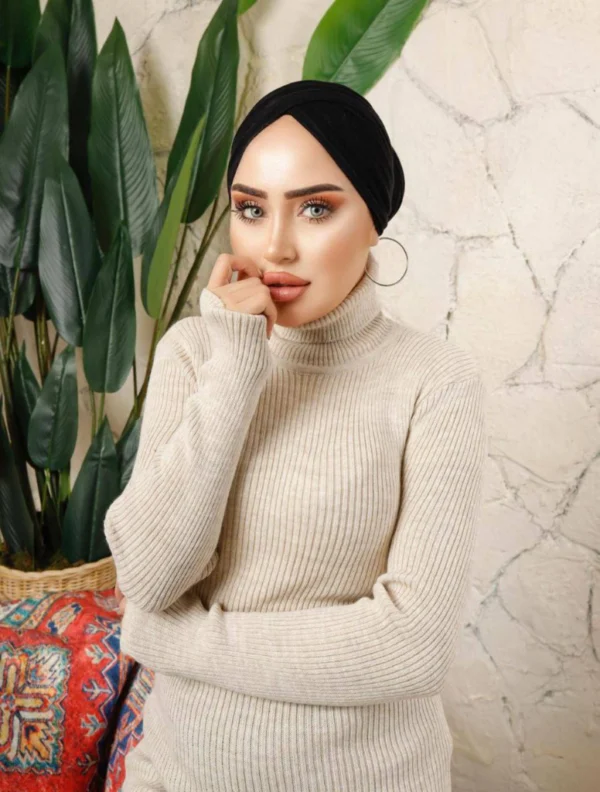 Beige stickad damtopp i Dubai-tyg med elegant passform Klassisk beige topp med mjukt fall och elastisk design Modest stickad topp för vardag och fest