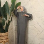 Grå stickad klänning dam i modest design från Benilly Elegant stickad klänning i grå färg med bekväm passform Modest grå stickad klänning för Ramadan och vardag