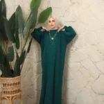 Grön stickad klänning dam i modest design från Benilly Stickad klänning i grön färg med bekväm passform Elegant grön stickad klänning för Ramadan och vardag