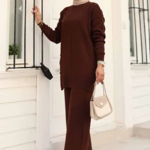 Stickat set med knappar i brun färg för dam Elegant tvådelat stickat set i brun nyans Modest stickat set med knappar för Ramadan