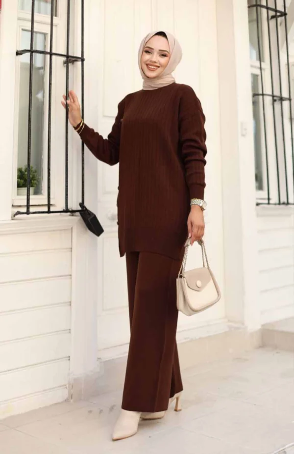 Stickat set med knappar i brun färg för dam Elegant tvådelat stickat set i brun nyans Modest stickat set med knappar för Ramadan