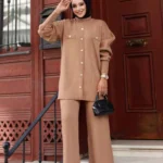 “Stickat set beige med vida ärmar i modest design” “Elegant stickat set i beige för Ramadan och vardag” “Modest stickat tvådelat set med lösa ärmar”