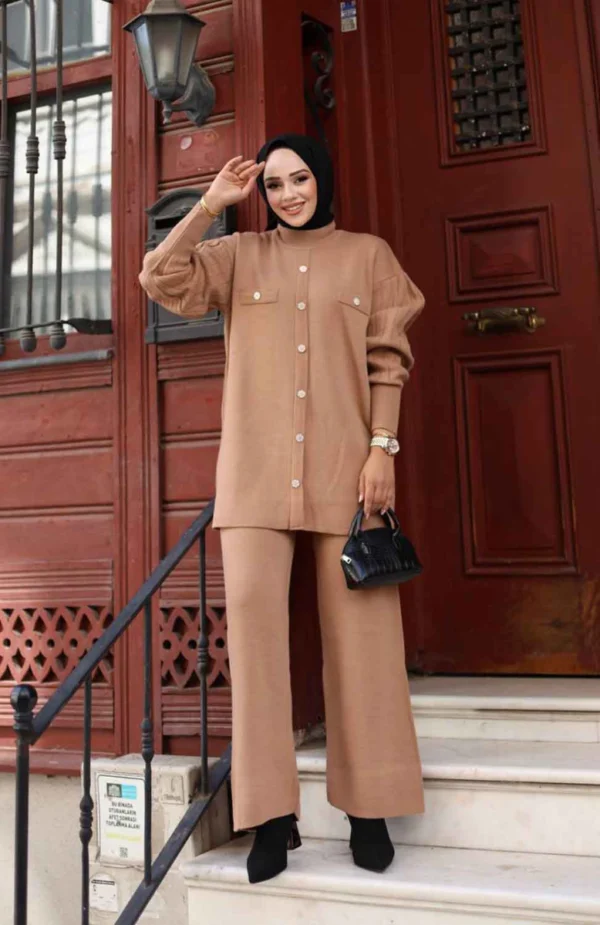 “Stickat set beige med vida ärmar i modest design” “Elegant stickat set i beige för Ramadan och vardag” “Modest stickat tvådelat set med lösa ärmar”