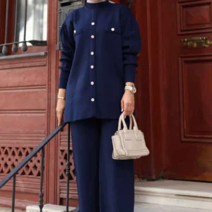 “Mörkblå stickat set med vida ärmar för damer” “Elegant mörkblått tvådelat stickat set i modest stil” “Stickad outfit med vida ärmar i mörkblå färg”