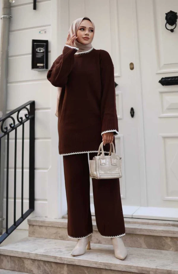 “Brun tvådelad stickad kostym med modest passform” “Elegant brun stickad kostym för kvinnor” “Modest tvådelat stickat set i brun färg”