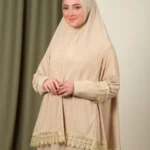 Tvådelat set bönekläder i cashew beige med spetsdetaljer Elegant böneklädsel för dam med lång överdel och kjol Modest böne-set för Ramadan i beige ton