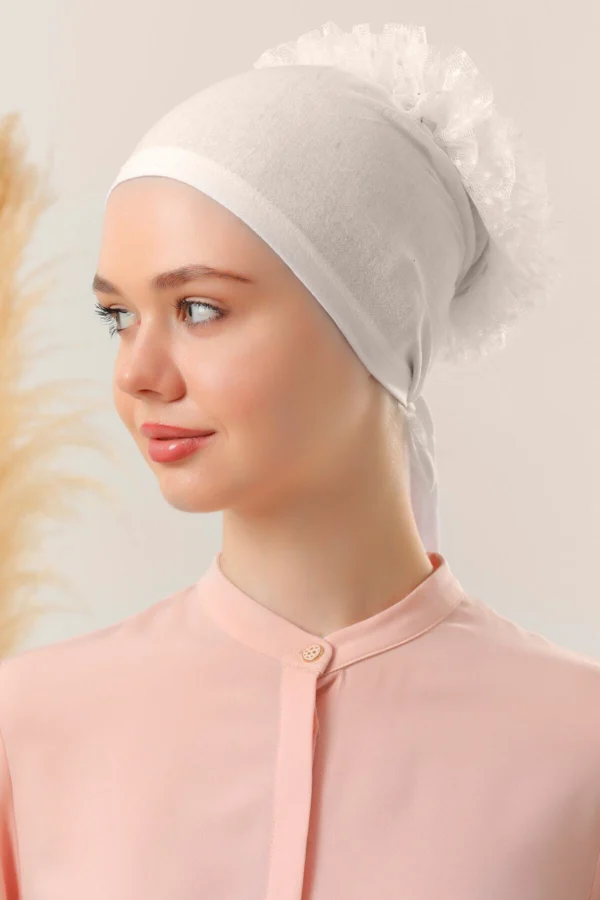 Off White underslöja med spets och extra volym framifrån Elegant underslöja i off white med stretch och bekväm passform Baslager för hijab med full täckning och stilren design
