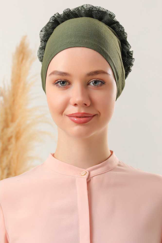 Underslöja med spets och extra volym – olivgrön Elegant olivgrön basplagg för hijab med spetsdetalj Komfortabel och stretchig underslöja för daglig hijab