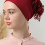 Mörkröd underslöja med spets och extra volym framifrån Elegant hijab-bas med fyllig form och elastisk passform Feminint och sofistikerat plagg för vardag och fest