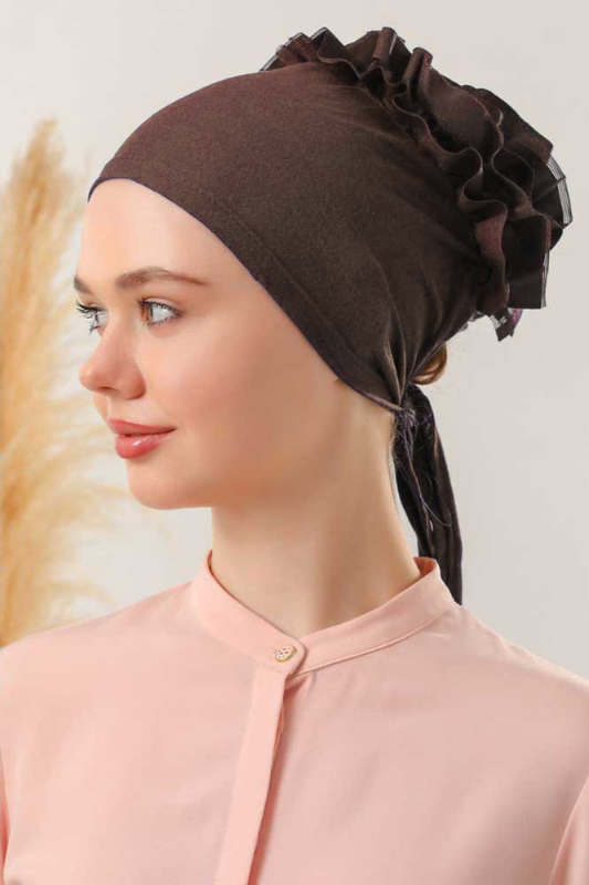 Brun underslöja med spets och extra volym framifrån Elegant basplagg för hijab med elastisk passform Feminint och praktiskt plagg för vardag och fest