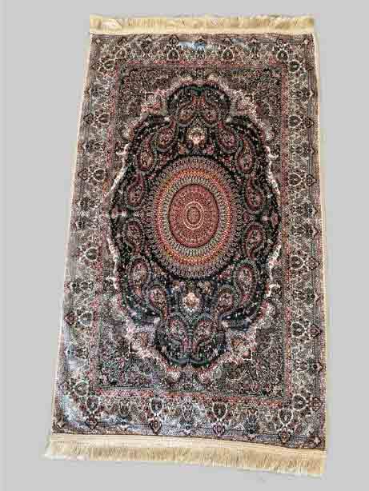 Benilly-Unik-dekorerad-bonematta-1.webp Ramadan bönematta med unik islamisk dekoration och mjuk yta Dekorerad bönematta för bön under Ramadan och Eid Elegant bönematta med traditionellt mönster och vadderad komfort