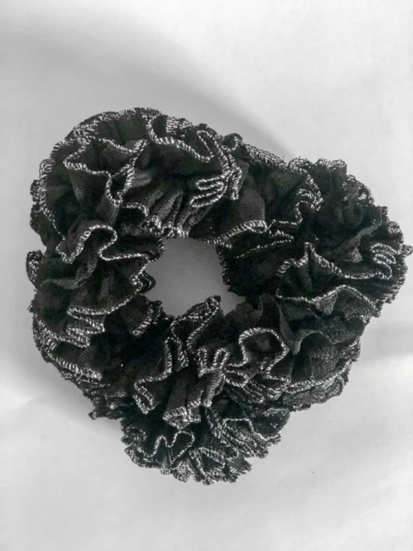 Hårsnodd i svart i elastiskt material utan metall Skonsam hårsnodd i svart för alla hårtyper Minimalistisk svart hårsnodd för vardag och träning