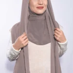 Instant Chiffon Hijab Ninja Cap Mörkbeige – mjuk och stretchig Bas hijab i mörkbeige chiffon för vardag och fest Elegant hijab ninja cap med perfekt passform