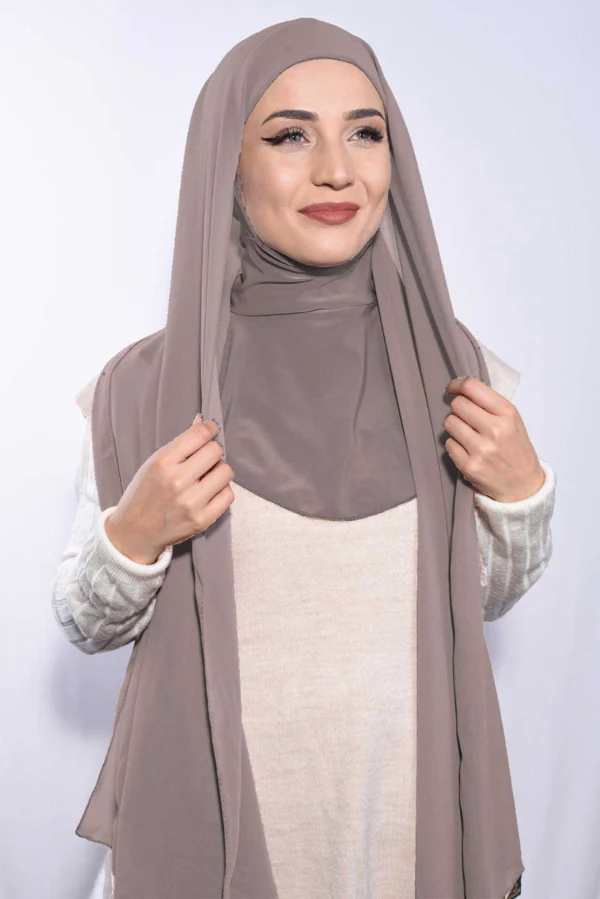 Instant Chiffon Hijab Ninja Cap Mörkbeige – mjuk och stretchig Bas hijab i mörkbeige chiffon för vardag och fest Elegant hijab ninja cap med perfekt passform
