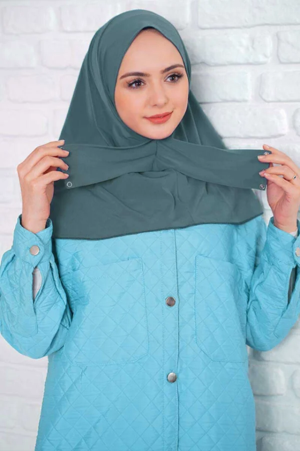 Benilly-instat-one-piece-hijab-2.webp Instant One Piece Hijab i Grön med praktiskt clips bakåt Elegant grön hijab i one piece-design för vardag och fest Bekväm hijab med enkel passform och mjuk viscose