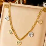 Guld Livets Träd halsband i rostfritt stål med intrikat design Elegant Livets Träd smycke med guldfinish och justerbar kedja Tidlöst Livets Träd halsband som symboliserar styrka och tillväxt
