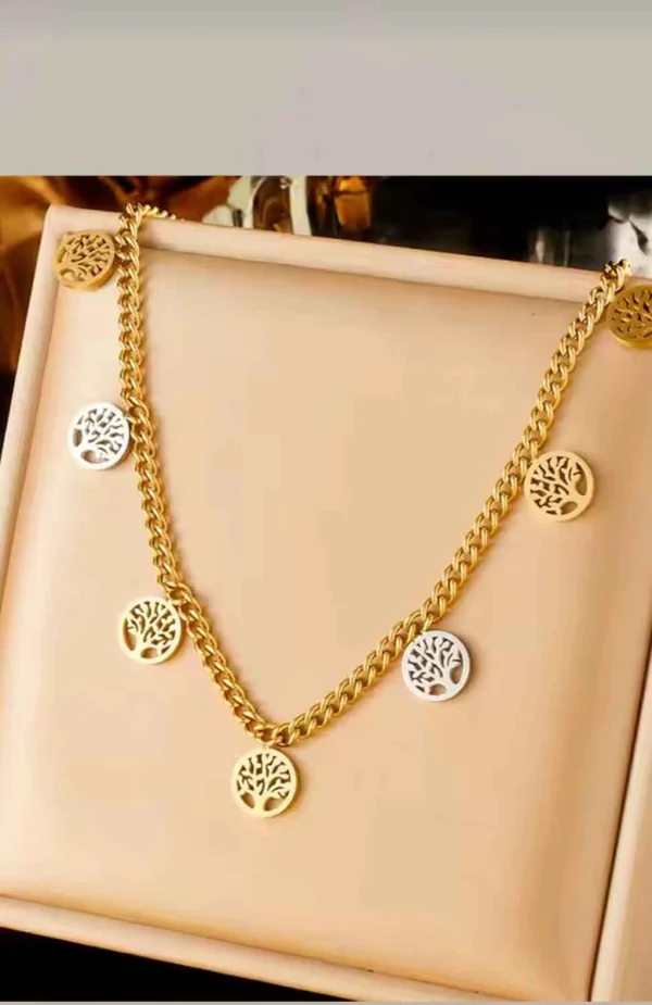 Benilly-livets-Trad-Halsband-Guld.webp Guld Livets Träd halsband i rostfritt stål med intrikat design Elegant Livets Träd smycke med guldfinish och justerbar kedja Tidlöst Livets Träd halsband som symboliserar styrka och tillväxt
