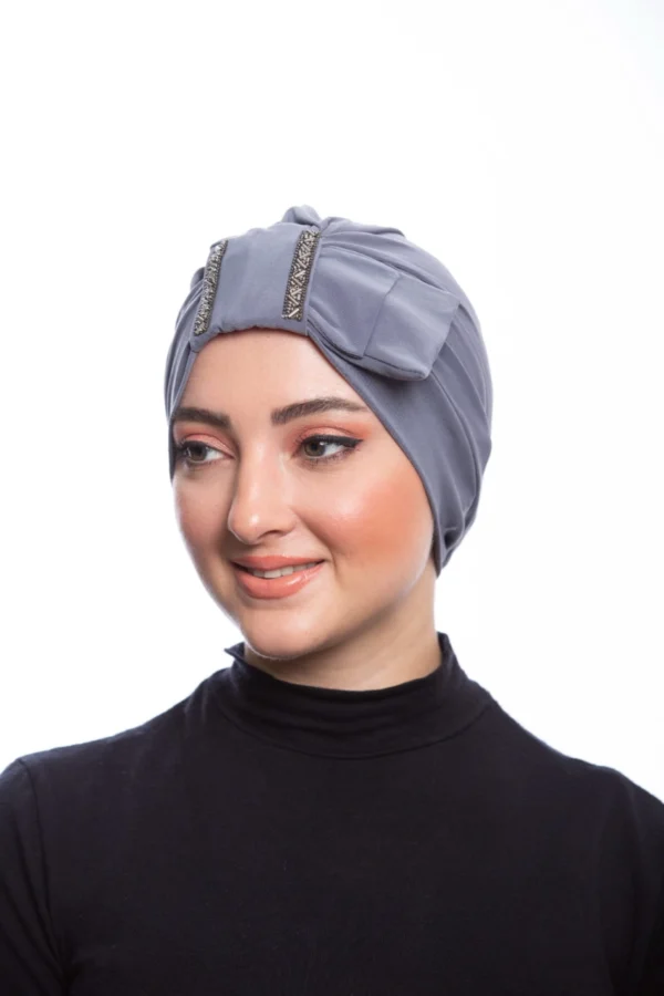 Skiktad Rosett Turban i mörkgrå med elegant rosett framifrån Modern hijab turban i mörkgrå med naturlig volym Bekväm och chic skiktad turban för vardag och fest