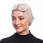Skiktad rosett turban i beige med elegant lagerdesign Beige turban med rosett – bekvämt hijab-alternativ Elegant turban dam i beige för Ramadan och fest