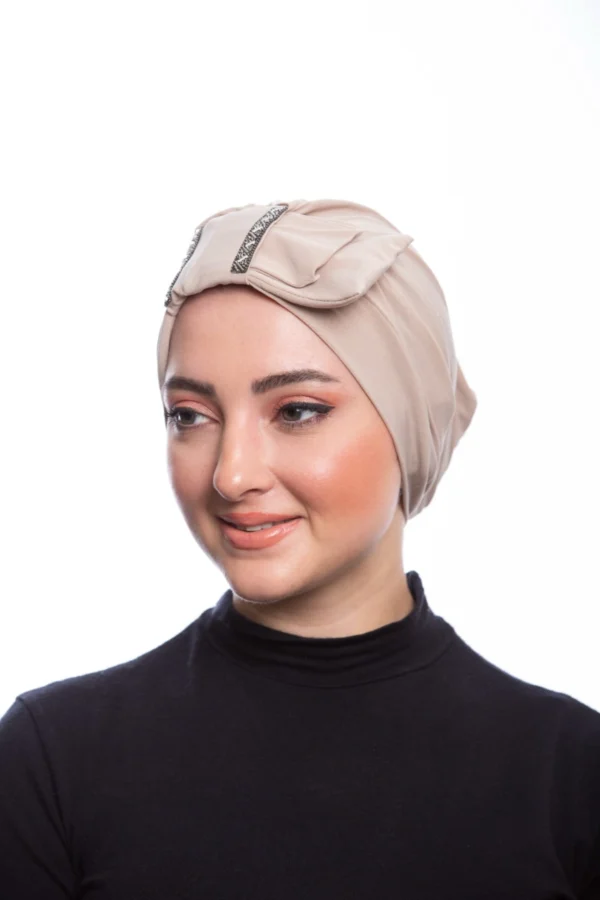 Skiktad rosett turban i beige med elegant lagerdesign Beige turban med rosett – bekvämt hijab-alternativ Elegant turban dam i beige för Ramadan och fest
