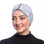 Skiktad rosett turban i ljusgrå med elegant design Ljusgrå turban med lager och feminin rosett framtill Bekväm modest turban i ljusgrå för vardag och Ramadan