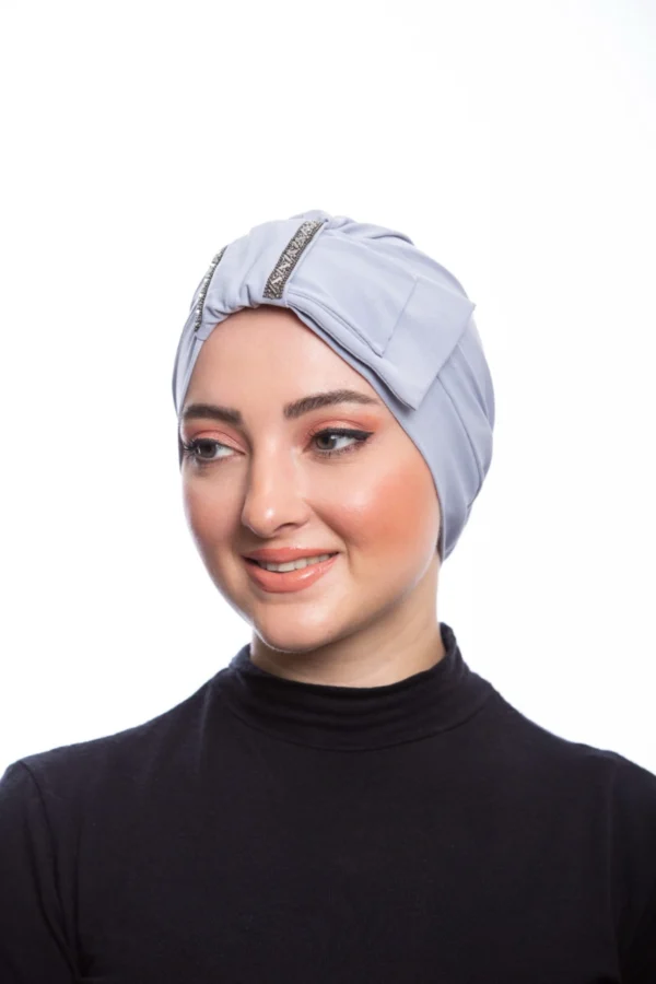 Skiktad rosett turban i ljusgrå med elegant design Ljusgrå turban med lager och feminin rosett framtill Bekväm modest turban i ljusgrå för vardag och Ramadan