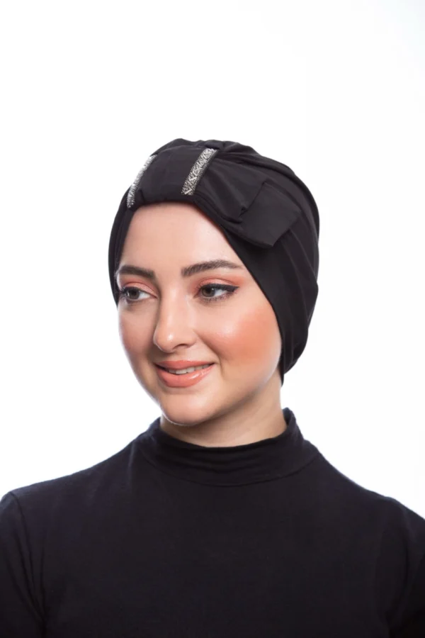 Svart hijab turban med rosett i stretchig lycra Skiktad hijab turban svart med elegant design Modest hijab turban i svart för Ramadan och vardag