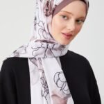 Blommig Medina silke hijab brun med mjuk textur Elegant hijab i brun med generös passform och blommönster Premium medina silke hijab – perfekt för Ramadan och Eid