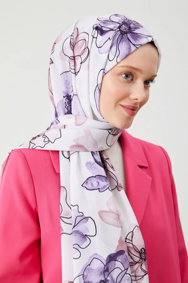 Blommigt Medina Silk Hijab i Lila med elegant fall Elegant hijab i lila med antistatisk och skrynkelfri yta Lyxig Medina Silk Hijab – perfekt för vardag och fest
