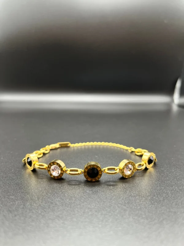 Glamorösa Guld Armband i rostfritt stål med guldfinish Elegant guldarmband för vardag och fest Stilrent och hållbart armband för kvinnor