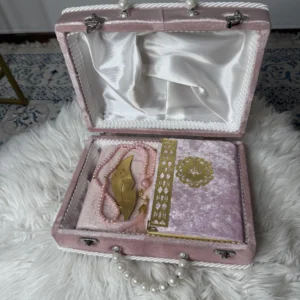 Lyxig rosa Ramadan-presentlåda med radband och bönematta Exklusiv presentlåda med sammetbok och radband för Ramadan Elegant lyxig Ramadan-gåva för böner och meditation