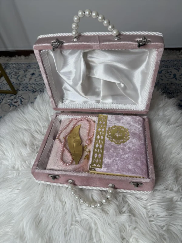 Lyxig rosa Ramadan-presentlåda med radband och bönematta Exklusiv presentlåda med sammetbok och radband för Ramadan Elegant lyxig Ramadan-gåva för böner och meditation