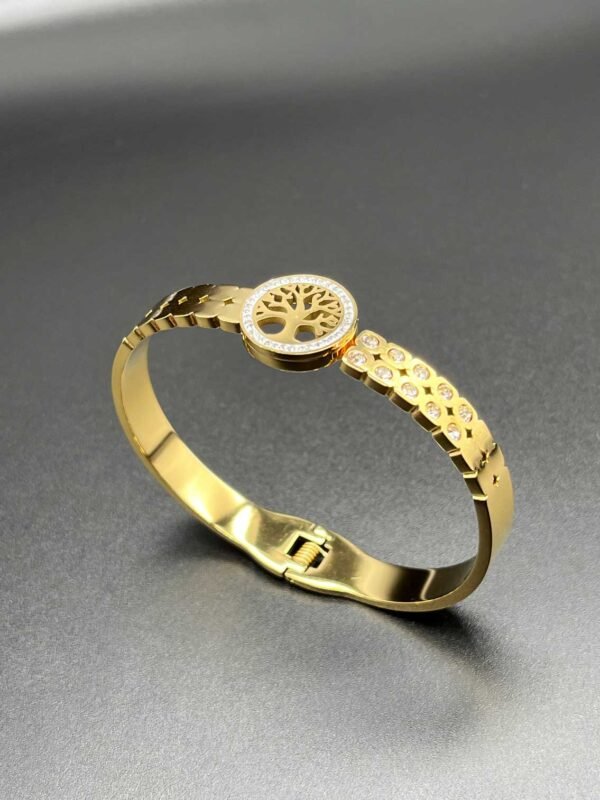 IMG_7836.jpg Glamorös Guld Armband i rostfritt stål med glänsande finish Elegant armband för kvinnor, lätt och justerbart Tidlöst guldsmycke, perfekt som present