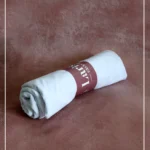 Premium Jersey Hijab Vit i mjukt och elastiskt jerseytyg Vit jersey hijab med elegant fall för Ramadan och bön Stilren hijab i vitt – perfekt för vardag och högtider