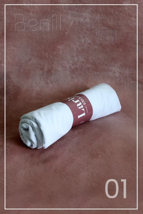 Premium Jersey Hijab Vit i mjukt och elastiskt jerseytyg Vit jersey hijab med elegant fall för Ramadan och bön Stilren hijab i vitt – perfekt för vardag och högtider