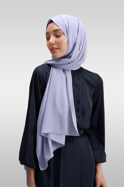 benilly-14-Medina-hijab-1.webp Medina hijab lila i ogenomskinligt tyg med mjukt fall Elegant lila hijab med sidenkänsla för Ramadan och vardag Medina hijab i lila – modest slöja för muslimska kvinnor