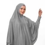 Khaki Ramadan abaya i Dubai-tyg med subtil brodering Elegant khaki abaya med lös passform och traditionell design Modest jilbab i khaki med fullständig täckning och bekväm passform